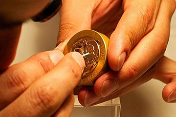 更换郑州卡地亚手表电池